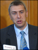 Roman Giertych chce podarowa� Szymonowi Majewskiemu mundurek