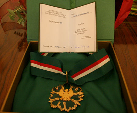 Minister Ujazdowski odznaczy� z�otym medalem Gloria Artis Henryka Jerzego Chmielewskiego, a srebrnymi - Tadeusza Baranowskiego i Janusza Christ�. Christa nie m�g� przyby�, medal odebra� za niego Tomasz Ko�odziejczak 
