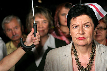 Posłanka SLD Joanna Senyszyn odwiedziła protestujące pielęgniarki, w nocy z 21 na 22 bm. w Warszawie.