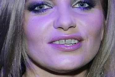 Frytka �wieci ��tymi z�bami