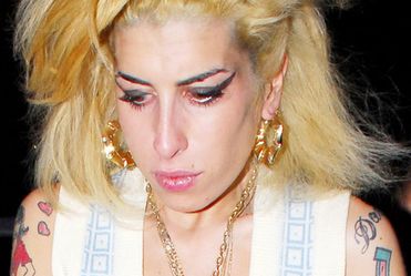 Amy Winehouse pobi�a fotografa