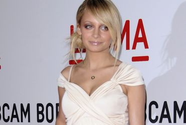 Nicole Richie twierdzi, �e ma za du�e piersi