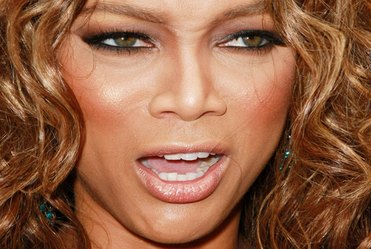 Tyra Banks bekn�a do mikrofonu!