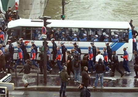 Znicz pod obstawą w autobusie