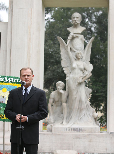 Premier Donald Tusk podczas sk�adania kwiat�w pod Pomnikiem Edwarda Habicha i In�ynier�w Polskich w Limie