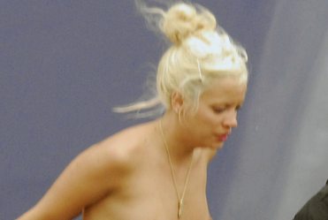 Lily Allen os�awiona go�ymi piersiami