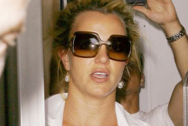 Britney wystawi�a na aukcj� swoje stroje