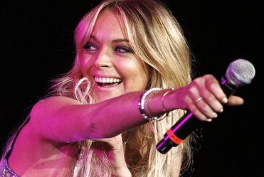 Lindsay pije przez kobiet�	