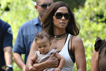 Halle Berry pokaza�a c�reczk�! FOTO