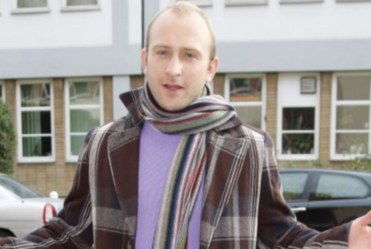 Goryl Szyca nosi za nim siatki 