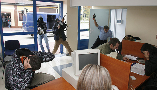 Sta�, Policja! Opr�nia� kasy!