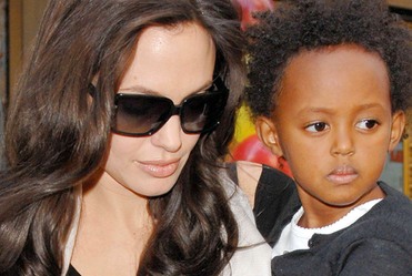 Poprawiony brzuch Angeliny Jolie	