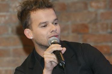 Micha� Pir�g ca�uje si� z dziewczyn�