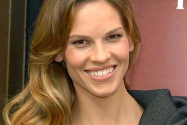 Hilary Swank apeluje o oddawanie w�os�w
