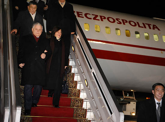 Prezydent Lech Kaczyński z żoną Marią na lotnisku w Ułan Bator