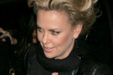 Charlize Theron chce roz�miesza�