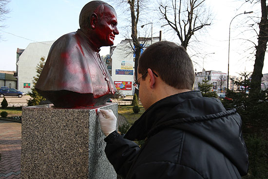 W �winouj�ciu zbezczeszczono pomnik Jana Paw�a II
