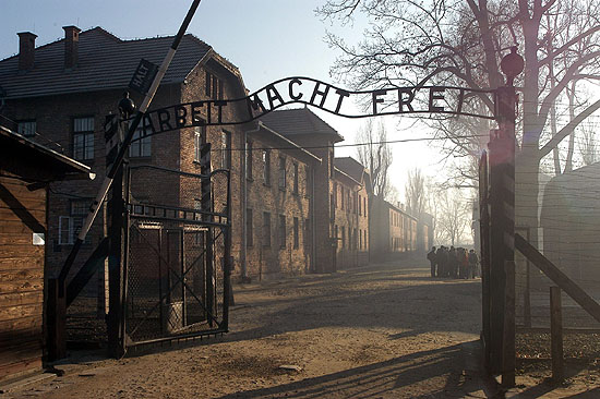 auschwitz1_birkenau_brama_550.jpeg