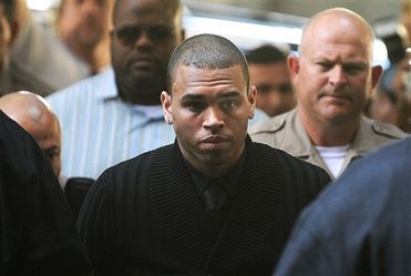 Chris Brown nie przyznaje si� do winy!
