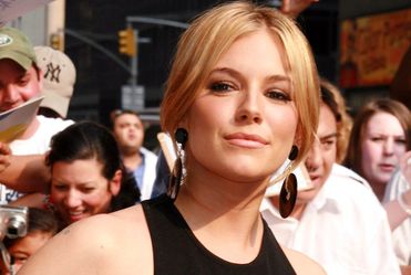 Sienna Miller mniej seksowna od Kr�lowej El�biety?!