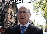 Silvan Shalom, wicepremier Izraela, na terenie by�ego obozu zag�ady KL Auschwitz w O�wi�cimiu