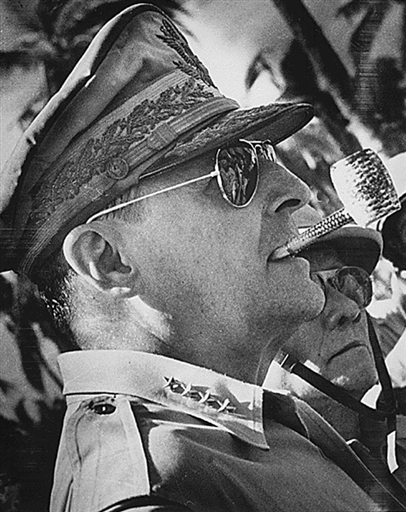 9. Genera� Douglas MacArthur, genera� ameryka�ski, dow�dca wojsk alianckich na Pacyfiku podczas II wojny �wiatowej.