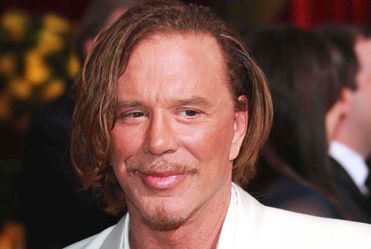 Mickey Rourke ba� si� piersi
