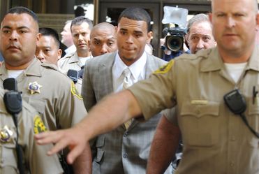 Chris Brown si� przyzna�