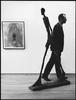 Ernst Beyeler za rze�b� Giacomettiego L'homme qui marche II (1960),
z obrazem Giacometti'ego Diego (1958) po lewej stronie, 1960’
© FAAG/ 2009, ProLitteris, Zurich
