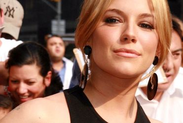 Sienna Miller zas�ania oczy rodzicom