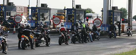 Motocykli�ci blokuj� wjazd na autostrad� A-4 w Krakowie-Balicach.