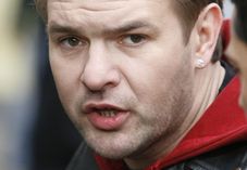 Tomek Karolak lubi k�ama�!