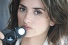 Zakochana kobieta i op�tany mi�o�ci� do niej m�czyzna w zmys�owym thrillerze Pedro Almod�vara z Pen�lope Cruz w roli g��wnej.
Lena (Pen�lope Cruz) i Mateo (Llu�s Homar) zakochuj� si� w sobie od pierwszego wejrzenia. Mateo nie wie, �e Lena jest narzeczon� wp�ywowego milionera, kt�ry zrobi wszystko, by zatrzyma� j� przy sobie. Nie wie te�, �e nocami bywa luksusow� prostytutk�... Kim naprawd� jest kobieta? Ile jest w stanie po�wi�ci�, �eby by� z m�czyzn� swojego �ycia?

�mia�a erotycznie i pe�na nami�tno�ci najnowsza opowie�� Almod�vara mia�a swoj� �wiatow� premier� na festiwalu w Cannes, gdzie by�a jednym z najwy�ej ocenionych przez krytyk� film�w.
