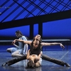 SANKTPETERSBURSKI TEATR BALETU Choreografia BORIS EJFMAN Muzyka PIOTR CZAJKOWSKI, ALEKSANDR SITKOWIECKI 

Dlaczego zaczerpn��em temat z poematu Aleksandra Puszkina Eugeniusz Oniegin, co mnie dzi� w nim porusza i inspiruje? Utw�r ten nazywa si� cz�sto „encyklopedi� rosyjskiego �ycia”, w nim ujrza� Puszkin i stworzy� niezwykle wierny archetyp rosyjskiego charakteru swoich czas�w, przedstawi� poetycki portret rosyjskiej duszy - tajemniczej, niewypowiedzianej, nadzwyczaj wra�liwej. We wszystkich moich baletach staram si� rozwi�za� zagadk� rosyjskiej duszy. Inspiracja Eugeniuszem Onieginem to jeszcze jedna pr�ba choreografa, by wyrazi� ta�cem tajemnic� ducha. Przenios�em bohater�w Puszkina w nasze czasy, w nowe okoliczno�ci, bardziej dramatyczne, 
a nawet ekstremalne, kiedy to stary �wiat rozpada si� i �ycie dyktuje nowe prawa. Ten eksperyment by� mi potrzebny, aby znale�� odpowied� na nurtuj�ce mnie pytanie 
- czym jest rosyjska dusza dzi�? Czy zachowa�a swoj� wyj�tkowo��, swoj� tajemnic�, swoj� moc przyci�gania? Jak pokierowaliby dzi� swoimi losami bohaterowie powie�ci? Co w „encyklopedii rosyjskiego �ycia” by�o pi�tnem czas�w, a co pozosta�o znakiem losu wielu pokole� moich wsp�obywateli? Sztuka choreograficzna nie jest w stanie odpowiedzie� na aktualne pytania wsp�czesnego �ycia spo�ecznego. Bior�c jednak udzia� w jego artystycznym zobrazowaniu, analizie i indywidualnej ocenie, tym samym uczestniczymy w procesie jego doskonalenia. 
Boris Ejfman
