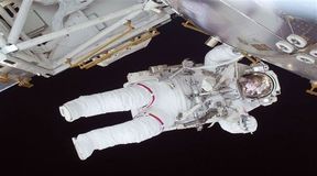 Astronauci z Discovery wyszli w przestrze� kosmiczn�