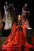 Madama Butterfly, to jedna z najpi�kniejszych historii o zawiedzionej mi�o�ci. Opowiada o zwi�zku gejszy Cio-Cio-San z porucznikiem ameryka�skiej marynarki. Ich ma��e�stwo nigdy nie by�o powa�nie traktowane przez Amerykanina, za to Cio-Cio-San pozosta�a, niczym Penelopa, wierna ukochanemu. D�ugie oczekiwanie na jego powr�t, rozbudzone nadzieje w zderzeniu z okrutn� prawd� ko�cz� si� dla bohaterki tragicznie.
