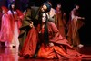 Madama Butterfly, to jedna z najpi�kniejszych historii o zawiedzionej mi�o�ci. Opowiada o zwi�zku gejszy Cio-Cio-San z porucznikiem ameryka�skiej marynarki. Ich ma��e�stwo nigdy nie by�o powa�nie traktowane przez Amerykanina, za to Cio-Cio-San pozosta�a, niczym Penelopa, wierna ukochanemu. D�ugie oczekiwanie na jego powr�t, rozbudzone nadzieje w zderzeniu z okrutn� prawd� ko�cz� si� dla bohaterki tragicznie.
