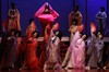 Madama Butterfly, to jedna z najpi�kniejszych historii o zawiedzionej mi�o�ci. Opowiada o zwi�zku gejszy Cio-Cio-San z porucznikiem ameryka�skiej marynarki. Ich ma��e�stwo nigdy nie by�o powa�nie traktowane przez Amerykanina, za to Cio-Cio-San pozosta�a, niczym Penelopa, wierna ukochanemu. D�ugie oczekiwanie na jego powr�t, rozbudzone nadzieje w zderzeniu z okrutn� prawd� ko�cz� si� dla bohaterki tragicznie.
