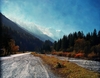 Florian Maier - Aichen
Chamonix: Carretera y el Mont - Blanc, 2007
(Chamoni Rue Nationale et le Mont Blanc)
C-print, 58,42 x 78,74 cm.
Cortesia Blum & Poe, Los Angeles, y 303 Gallery, Nueva York

Florian Maier-Aichen urodzi� si� w 1973 roku. Studiowa� pocz�tkowo w Essen, potem w Los Angeles.
W jego fotografii odnajdujemy czasami dziwne poczucie nierzeczywisto�ci tego wszystkiego, co pokazuje.
Jego obrazy �wiata nasycone s� dziwnymi kolorami: one s� zupe�nie niepodobne do bieli i czerni.
Wygl�daj� nawet czasami na nieprawdziwe.