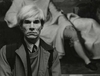 Andy Warhol znalaz� si� w 1981 roku we Frankfurcie ca�kiem nieprzypadkowo: jego zwi�zki z Museum für Moderne Kunst mia�y ju� w�wczas wieloletni� tradycj�. I wtedy te� Barbara Klemm – znakomita dokumentalistka wsp�pracuj�ca g��wnie z Frankfurter Allgemaine Zeitung - dostrzeg�a nagle to w�a�nie spojrzenie 53-letniego m�czyzny. Utrwali�a je bezlito�nie - tak doskonale, jak to ona potrafi�a zawsze zrobi�. Nasze spojrzenia s� przecie� czasami jednak dostrzegalne. Dostrzegane. Niekiedy nawet utrwalane. Zachowane. Potem jest nam troch� trudno odpowiedzie�, �e to nie nasze spojrzenie. �e to kto� zupe�nie inny. Albo wymy�li� jak�� dziwn� histori�.
Ko�czymy ju� zamieszczanie w Labiryncie materia�u do naszego cyklu obrazk�w z najnowszej wystawy: nadali�my jej tytu�: ‘Spojrzenie. Look.’ Jak inne, mo�na j� b�dzie ogl�da� w Domu Asteriona, b�dzie czynna do po�owy listopada. Zapraszamy ju� za chwil�.    
Na stronie g��wnej prezentujemy fragment innego portretu Artysty: to Andy Warhol podczas pierwszej wystawy Kolekcji Marx w Neue Nationalgalerie Berlin, 1982, (detail). Ma wtedy ju� 54 lata i jeszcze tylko pi�� przed sob�. © Foto: Horst Luedeking, Berlin
