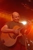 Jacek Kleyff to znany polski bard �redniego pokolenia. Poza tym – aktor, architekt, malarz i nauczyciel. Prawdziwy cz�owiek-orkiestra, wyst�puj�cy zreszt� z orkiestr� pod krzepi�c� nazw� Na Zdrowie.

W 1967 roku razem z Januszem Weissem i Micha�em Tarkowskim (wcze�niej z Micha�em Walisiakiem) za�o�y� s�ynny kabaret Salon Niezale�nych, adresowany g��wnie do pokolenia ’68. Komentowali rzeczywisto�� PRL, szydzili z propagandy oraz k�amstw w�adzy. Ich najs�ynniejsze piosenki – „�r�d�o”, „Balon” czy „Dobre wychowanie” – przegrywane by�y domowymi metodami i �piewane w kr�gach znajomych. W latach 1970-76 razem z formacj� zdoby� trzykrotnie Z�oty Tr�jz�b Neptuna na kolejnych festiwalach FAMA w Szczecinie. W 1972 roku wygra� IX Festiwal Piosenki Studenckiej w Krakowie za piosenk� „Dobre wychowanie” oraz otrzyma� Z�ot� Szpilk� na Krajowym Festiwalu Polskiej Piosenki w Opolu.

W latach 1981-85 Jacek Kleyff mieszka� na wsi pod Lublinem, gdzie powsta� zal��ek Orkiestry Na Zdrowie (ONZ). Cz�� muzyk�w gra�a wcze�niej w formacji Razem.

Wi�kszo�� tekst�w i kompozycji ONZ jest autorstwa Kleyffa. Dzia�alno�� zespo�u opiera si� g��wnie na tak zwanych otwartych pr�bach – happeningach, w kt�rych tradycyjnie bierze udzia� liczna publiczno��. Formacja okre�la swoje brzmienie jako naturalne, z jasnym przekazem s�ownym. Jest ono oparte na reggae, rocku, muzyce etnicznej oraz elementach folku. W 1995 roku ONZ zdoby�a g��wn� nagrod� publiczno�ci na festiwalu Przystanek Woodstock „Z�oty B�czek”.

Gliwicki koncert odb�dzie si� w ramach trasy promuj�cej najnowsz� p�yt� zespo�u zatytu�owan� „Znaki”. Jest ona zapisem kilku koncert�w, z kt�rych wybrano najlepiej zagrane na �ywo wersje. Dlatego te� na p�ycie znalaz�y si� wcze�niejsze przeboje, jak „Nocnoautobusowa” i „Hu�tawka”. Pojawi�a si� r�wnie� nowa wersja piosenki „In�ynier ziemny”, kt�ra towarzyszy Jackowi Kleyffowi od ponad 30 lat, oraz utwory zupe�nie �wie�e.

Orkiestra Na Zdrowie zagra w swoim aktualnym sk�adzie: Jacek Kleyff – �piew, gitara akustyczna, b�bny, Jerzy „S�oma” S�omi�ski – perkusja, b�bny, Daniel S�omi�ski – gitara basowa, b�bny i Sebastian Pikula – gitara elektryczna, syntezator gitarowy.