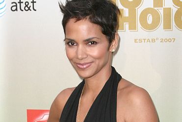 Halle Berry wybiera�a agresywnych m�czyzn