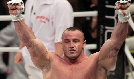 http://i.wp.pl/a/f/jpeg/23543/pudzianowski_mma_triumf_rece_09_470.jpeg