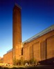 Tate Modern to jedna z najbardziej popularnych i najcz�ciej odwiedzanych galerii w Europie. Nale�y ona do grupy Tate, kt�ra obejmuje jeszcze Tate Britain, r�wnie� w Londynie oraz Tate Liverpool i Tate St Ives. Galeria ta znajduje si� w budynku po starej elektrowni na tzw Southbank, czyli po po�udniowej stronie Tamizy. Lokalizacja ta zosta�a wybrana ju� w roku 1994, a rok p�niej poproszono dw�ch szwajcarskich architekt�w Herzog & De Meuran by przekszta�cili elektrowni� w galeri�. Otwarcie nast�pi�o w roku 2000 podczas boomu tzw Creative Britain.   Rz�d brytyjski postanowi� w�wczas wesprze� kulturalny sektor Londynu i inwestowa� du�e pieni�dze w miejsca takie jak stare elektrownie czy fabryki, aby stworzy� wygodne warunki dla artyst�w oraz by rozpowszechni� sztuk� w Londynie. Tak te� sie sta�o w przypadku Tate Modern, kt�ra szybko po otwarciu, zosta�a uznana za jedno z najwa�niejszych i najbardziej presti�owych muze�w sztuki wsp�czesnej w Wielkiej Brytanii.   W ubieg�ym roku, spektakularny sukces odnios�a wystawa prac Francisa Bacona. W tym roku, galeria proponuje co� bardzo odmiennego, a mianowicie wystaw� pod ciekawym i intryguj�cym tytu�em: 'Pop Life: art in a material world'.     