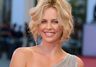 Charlize Theron w dobroczynnych butach