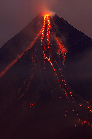 Z wulkanu Mayon trysn�a lawa - zdj�cia
