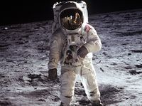Sensacyjne wyznanie! Pierwsi ludzie na Ksi�ycu widzieli UFO