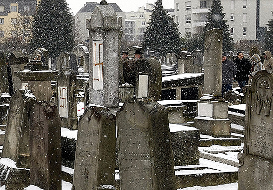 Zbezczeszczony cmentarz �ydowski