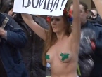 Kijów: Nagi protest w lokalu wyborczym