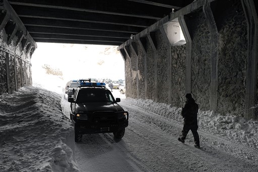 Lawina przysypa�a ruchliw� drog� - 150 os�b nie �yje